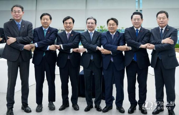 김영록 전라남도지사가 17일 광주에서 열린 ‘광주 군 공항 이전 6자 협의체’ 회의에서 김용범 대통령실 정책실장, 구윤철 기획재정부장관, 안규백 국방부장관, 강희업 국토교통부2차관, 강기정 광주광역시장, 김산 무안군수와 회의에 앞서 기념촬영을 하고 있다.