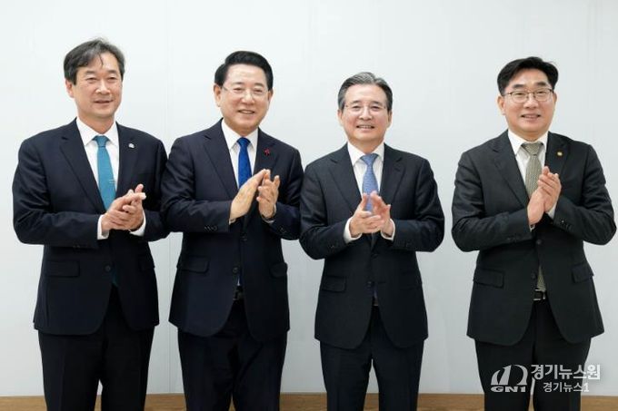 김영록 전라남도지사 17일 광주에서 대통령실 김용범 정책실장 주재로 열린 ‘전남 통합대학교 국립의과대학 신설 추진 간담회’에서 송하철 국립목포대학교 총장, 이병운 국립순천대학교 총장 등 참석자들과 기념촬영을 하고 있다.