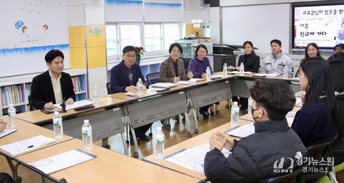 김대중 교육감과 희양중학교 교육가족들이 남녀공학 전환 성과 공유 및 발전 방안을 논의하고 있다.