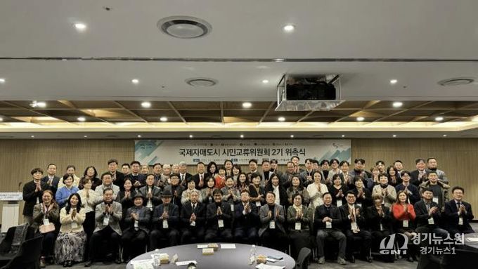 김현수 수원특례시 제1부시장과 국제자매도시 시민교류위원회 2기 위원들이 기념촬영을 하고 있다.