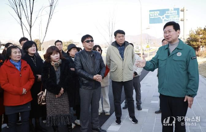 18일 이상일 용인특례시장이 처인구 이동읍 송전입구 도로확장 공사가 마무리된 현장을 점검했다.