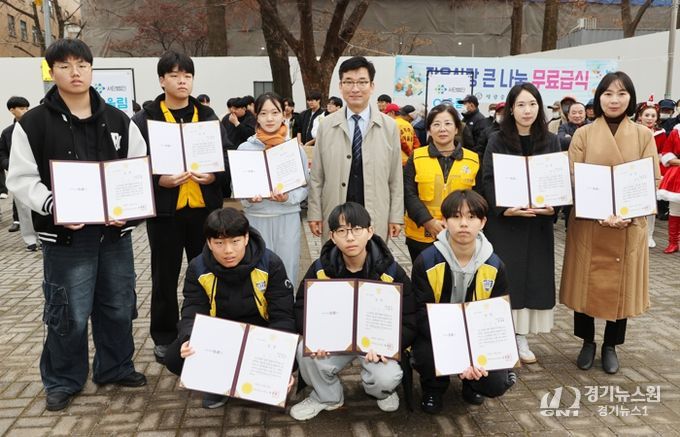 윤건영 충북교육감, 상당공원 급식나눔 봉사활동 참여