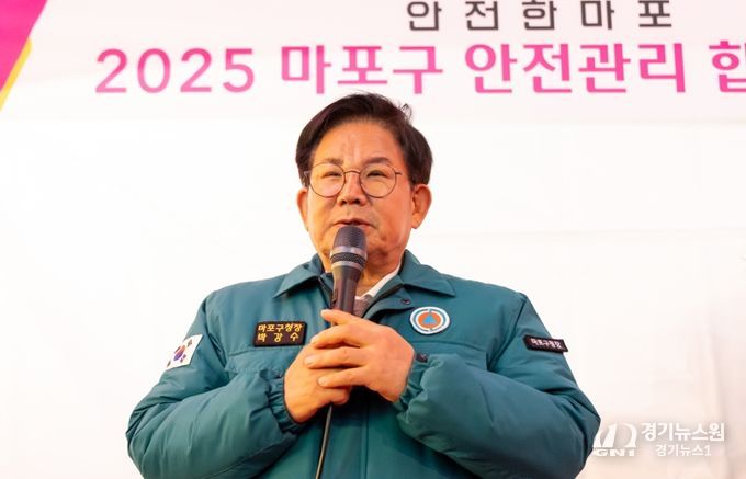 박강수 마포구청장은 레드로드에서 연말연시 다중잉판 안전관리에 적극적인 대응을 할 것을 당부하고 있다.