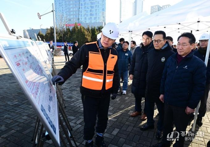 유정복 인천광역시장이 22일 연수구 인천대입구역에서 GTX-B 사업 현장을 점검하고 있다.