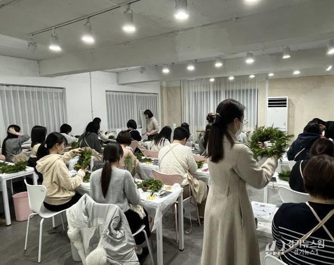 12월 19일 반포권역에서 진행한 싱글싱글 문화교실 ‘크리스마스 리스 만들기’ 프로그램 사진