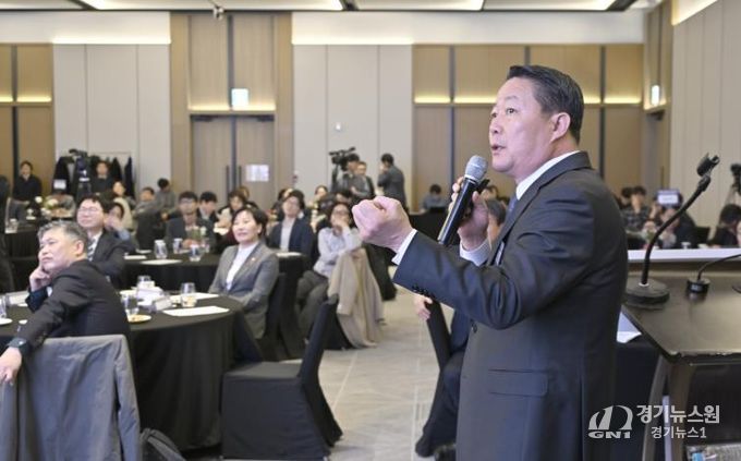 최영일 순창군수가 농어촌 기본소득 시범사업 성과창출 협의체 출범식에서 송미령 농림축산식품부 장관과 전문가들이 참석한 가운데, 순창형 기본소득 모델과 농촌 기본사회 비전을 발표하고 있다