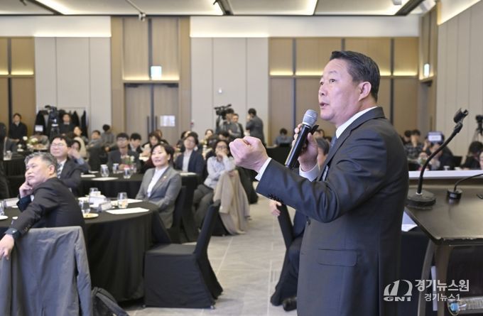 최영일 순창군수가 농어촌 기본소득 시범사업 성과창출 협의체 출범식에서 송미령 농림축산식품부 장관과 전문가들이 참석한 가운데, 순창형 기본소득 모델과 농촌 기본사회 비전을 발표하고 있다.