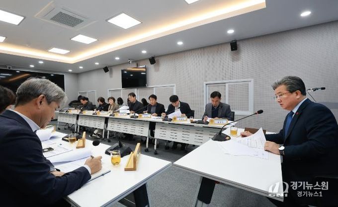 정용래 유성구청장이 30일 오전 2025년 마지막 주간간부회의를 주재하고 있다.