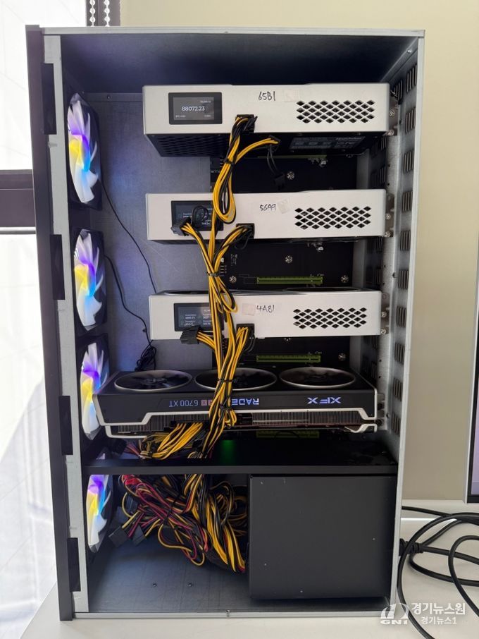 KC인증을 획득한 비트코인 채굴 컴퓨터 내부에 GPU 와 ASIC 이 동시에 장착된 모습