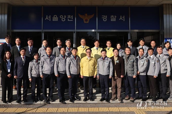 김민석 국무총리가 31일 양천구 양천경찰서를 방문, 경찰 관계자로부터 업무 현황 등을 보고 받고 근무자들을 격려하고 있다.
