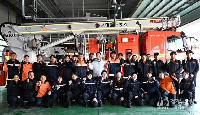 병오년 첫날 1일(목) 서대문소방서를 찾은 오세훈 서울시장이 직원들과 기념사진을 촬영하고 있다.