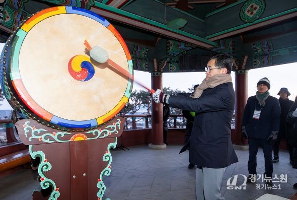 2026년 용왕산 해맞이 행사에서 이기재 양천구청장이 대북 타고로 병오년의 힘찬 출발을 알리고 있는 모습