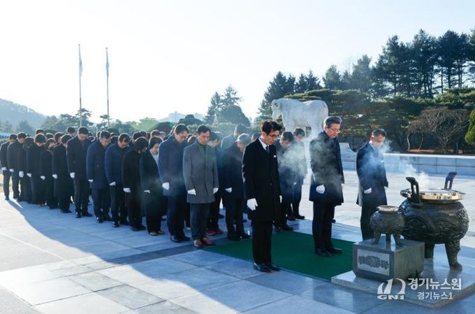 2일 국립대전현충원에서 간부 공무원이 참배를 하고 있다