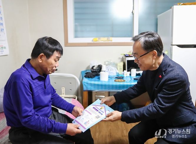 유성훈 금천구청장이 통합돌봄 대상 가구에 방문해 통합돌봄 지원사업을 설명하고 있다