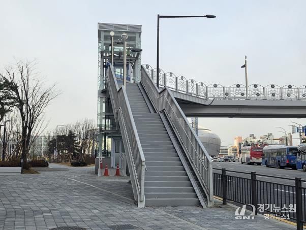 고척교 보도육교 승강기 교체 후 모습