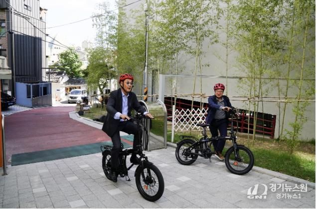자전거를 타고 관내 점검에 나선 정문헌 구청장의 모습