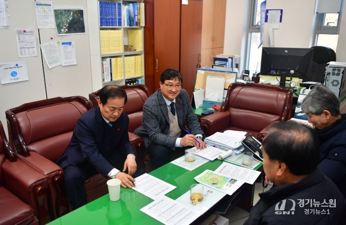 완주군의회 김규성, 서남용 의원, 분뇨 수거비 인상 관련 간담회