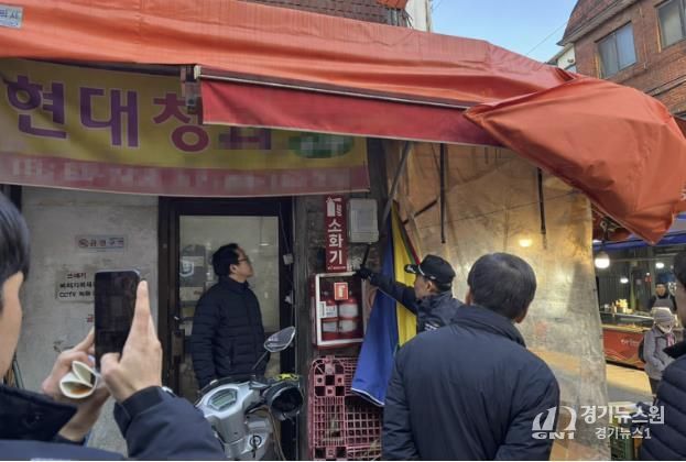 비단길현대시장에 설치된 화재알림시설을 점검하고 있다