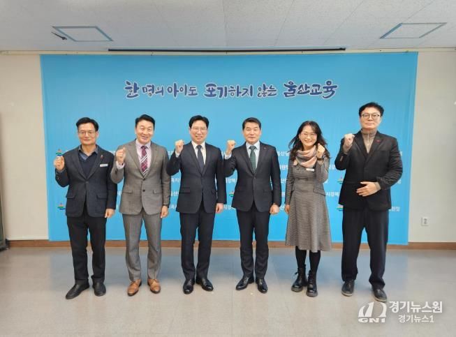 강북교육지원청 한성기 교육장(왼쪽에서 네번째)이 지난 5일 최문태 신임 북부경찰서장(왼쪽에서 세번째)과 환담하고 기념사진을 찍고있다