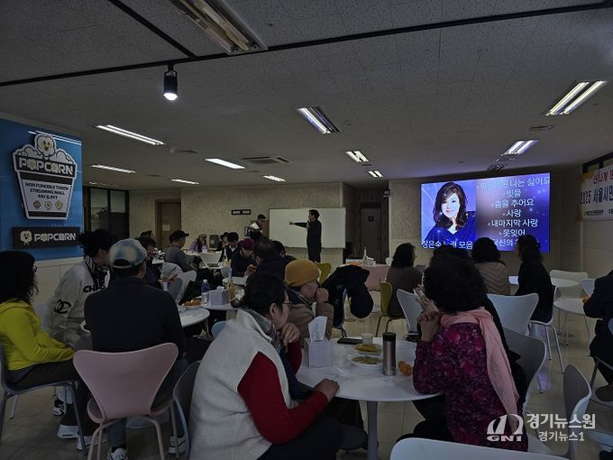신곡 “아파요아파요”와 가수 장은숙을 소개하고 있는 윤영용 대표