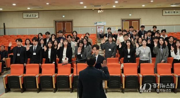 신규 임용자들이 공직자로서의 책무를 다짐하는 복무 선서를 하고 있다.