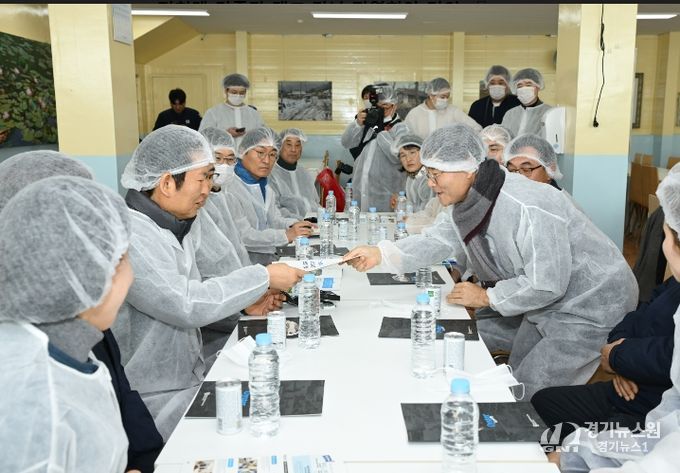 거제 찾은 정청래 민주당 대표 만나 지역 현안 건의