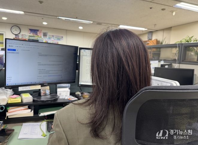 송파구청 직원이 AI비서를 사용해 행정 업무를 처리하고 있다