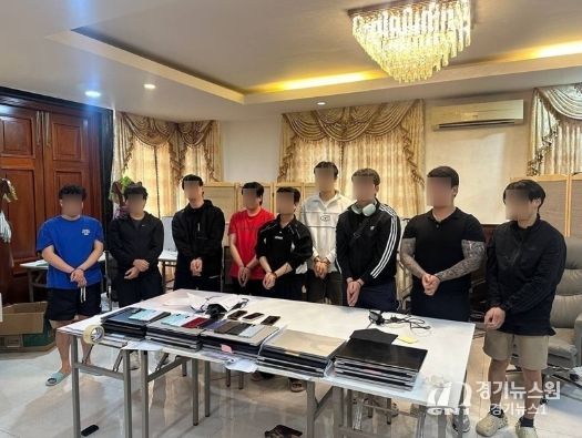 피의자들이 사무실에서 체포된 장면. 청와대 제공