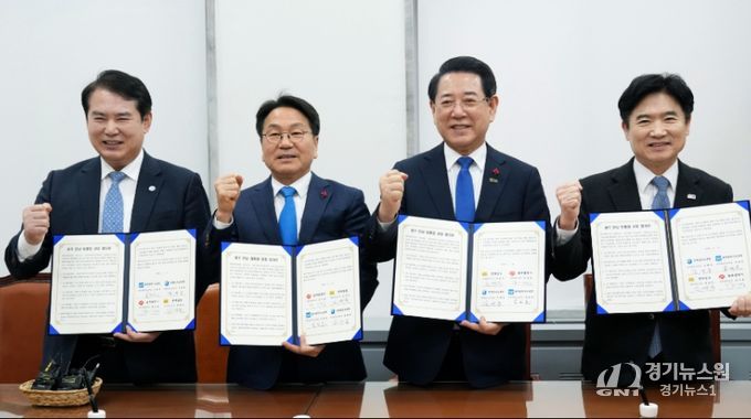 김영록 전라남도지사가 14일 서울 국회의원회관에서 열린 ‘광주·전남 행정통합 시도지사-교육감 4자 회담’에 참석해 강기정 광주광역시장, 김대중 전남도교육감, 이정선 광주시교육감과 공동합의문에 서명한 뒤 기념촬영을 하고 있다.