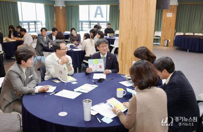 천창수 교육감과 연수참가자들이 15일 울산교육연구원 박상진홀에서 회의 진행 실습에 참여하고 있다