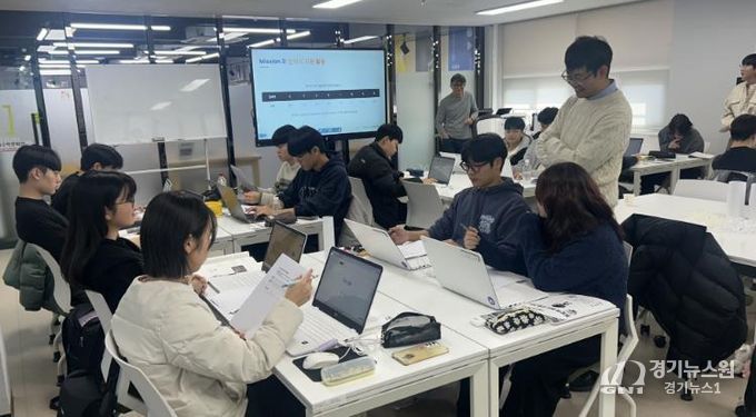 울산지역 중고등학생들이 13일 수학문화관에서 겨울방학 산업 수학 연구 활동에 참여하고 있다