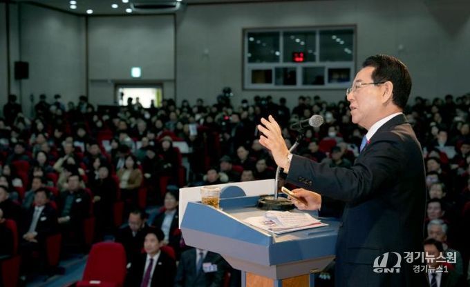 김영록 전라남도지사가 19일 영암청소년센터에서 열린 광주·전남 행정통합 도민공청회에서 행정통합 추진 방안을 설명하고 있다.