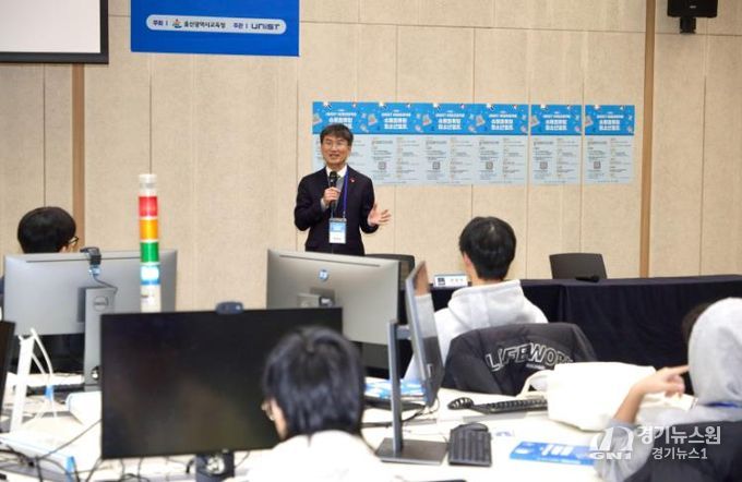 천창수 교육감이 19일 유니스트에서 열린 '제3회 인공지능 팀 과제 슈퍼컴퓨팅 청소년 캠프'에서 인사말을 하고있다