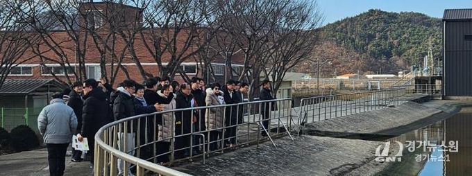 수원특례시의회 방문단이 20일 경주 공공하수처리장에서 혐기조 등 주요 처리시설을 둘러보며 하수 처리 운영 현황에 대한 설명을 듣고 있다.