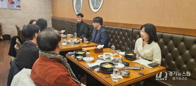 23일 윤은미 천안시 복지정책국장이 천안시지역아동센터연합회를 비롯한 기관·단체장과 오찬 간담회를 하고 있다.