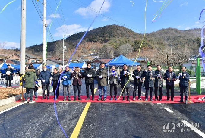 장성읍 잠암마을 주민들이 24일 도로 확포장 공사 준공식을 갖고 자축하고 있다.
