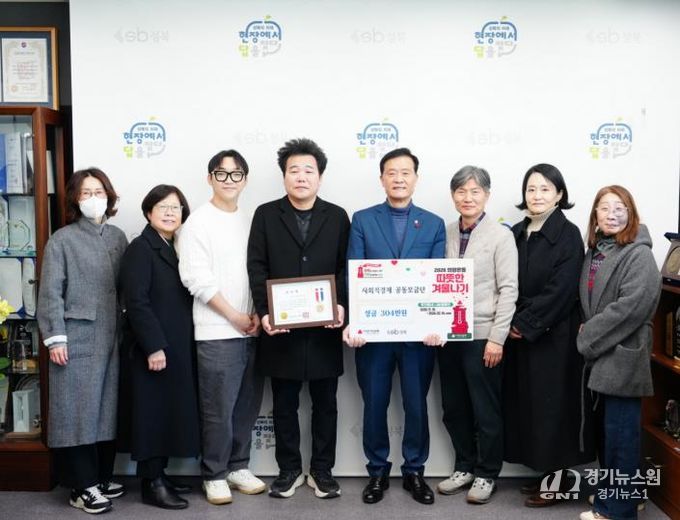 이승로 성북구청장(오른쪽 네 번째)과 관계자들이 기념 촬영을 하고 있다