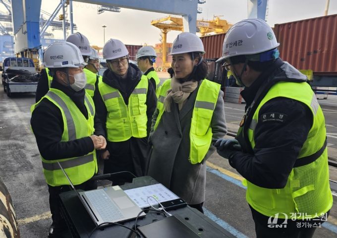 이진희 관세청 통관국장(오른쪽에서 두번째)이 29일 부산신항을 방문하여 해상화물 통관 현장을 점검하고 있다.