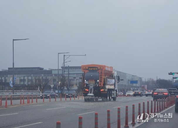 지난 1월 11일 제설차량으로 도로에 제설제를 살포하는 모습.