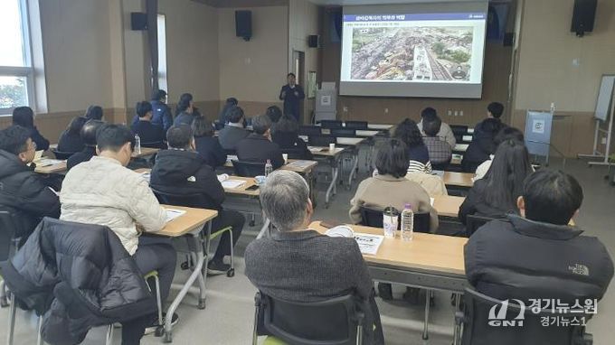 고암면 활력키움센터 대강당에서 안전보건교육을 진행하고 있다.