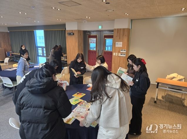 어린이집, 유치원 교사와 예비 교사들이 3일 교육연구정보원 박상진홀에서 '제2기 교육공동체 이음 연수' 활동을 하고 있다.