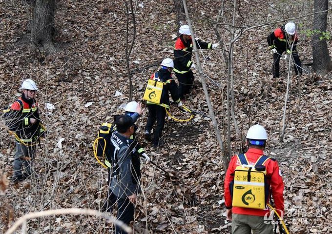 지난 4월 진행한 일반공무원 및 산불전문예방진화대 산불진화 현장실습 모습.