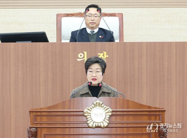 제264회 임시회 제1차 본회의에서 ‘충남·대전 행정통합 추진 촉구 결의안‘을 김희영 의원이 제안 설명하고 있다.