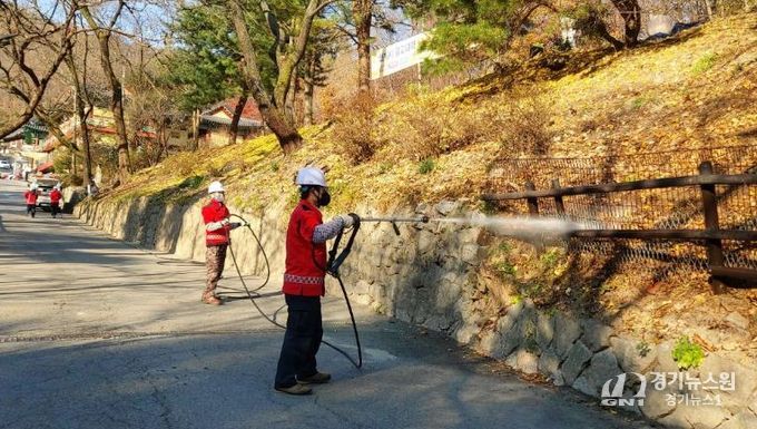 강북구 산림재난대응단이 산불지연제를 살포하고 있다.