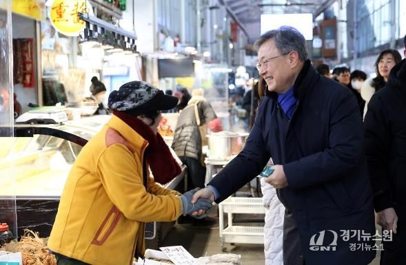 장인홍 구로구청장이 지난달 30일 설을 앞두고 관내 전통시장을 방문해 시장 상인들과 인사를 나누며 애로사항 등을 듣고 있다.