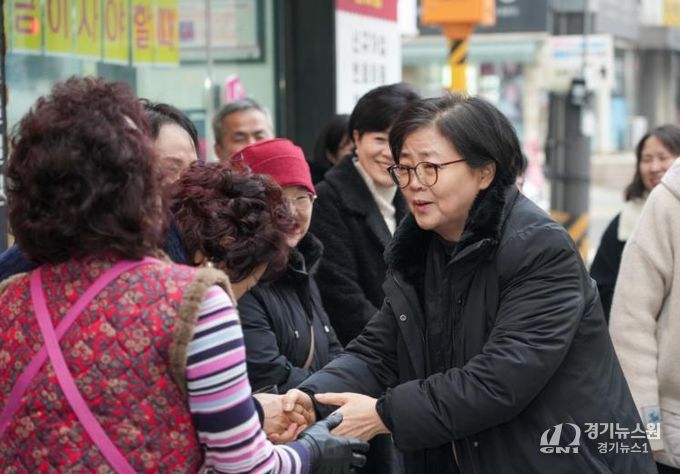 이순희 강북구청장이 설 명절을 맞아 지난 5일 시장을 방문하여 상인들과 소통하고 있다