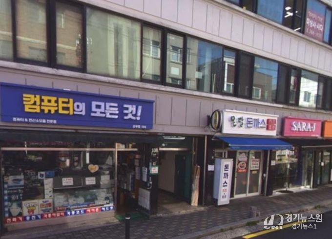 지난해 간판개선사업으로 노후 간판을 정비해 안전하고 쾌적한 거리환경으로 개선된 모습