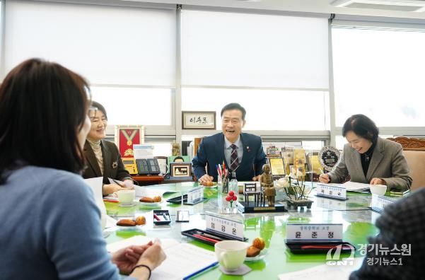 이승로 성북구청장(오른쪽 두 번째)과 성북구 관내 학교장들이 간담회를 진행하고 있다