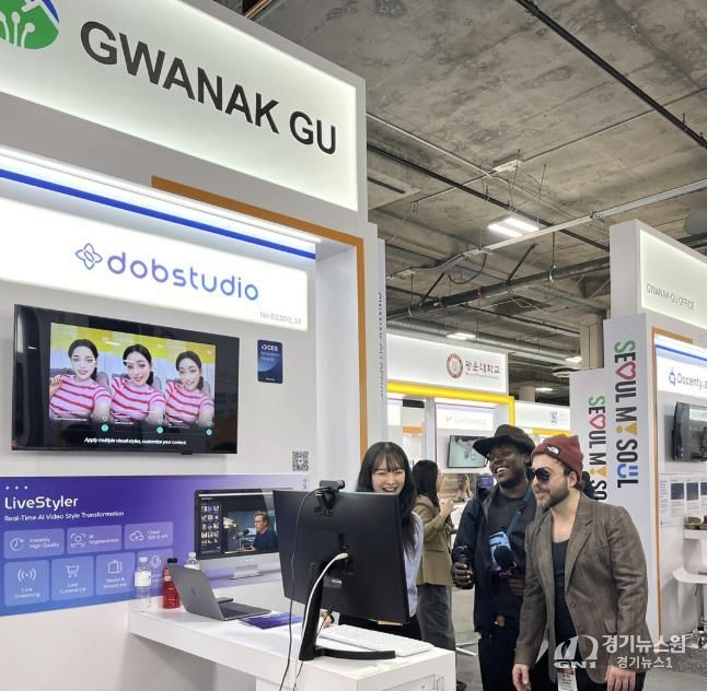CES 2026 혁신상을 수상한 디오비스튜디오 부스에서 해외 관계자에게 ’라이브 스타일러‘ 기술을 선보이고 있다