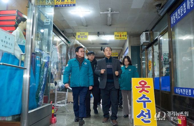 1. 9일 김석필 천안시장 권한대행이 설 명절을 앞두고 천안중앙시장을 찾아 안전점검을 하고 있다.